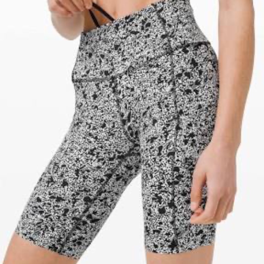 Lululemon Fast & Free Biker Shorts size 4 Black/White